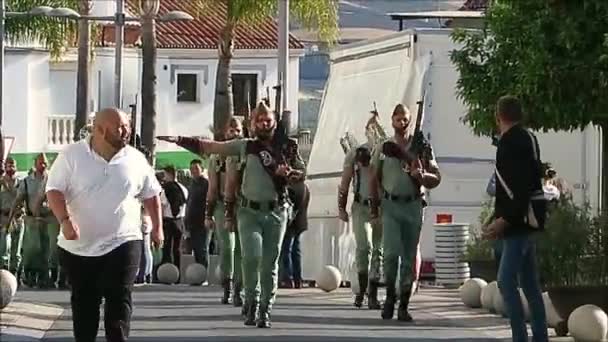 西班牙阿拉拉 2019年4月19日 访问外国军团行军乐队在安达卢西亚村的耶稣受难日演出 — 图库视频影像