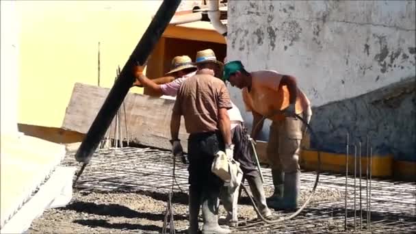 Alora Espagne Juillet 2019 Personnes Travaillant Sur Toit Nouveau Bâtiment — Video