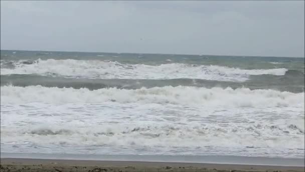 Vagues se brisant sur le rivage après la tempête dans le sud de l'Andalousie 