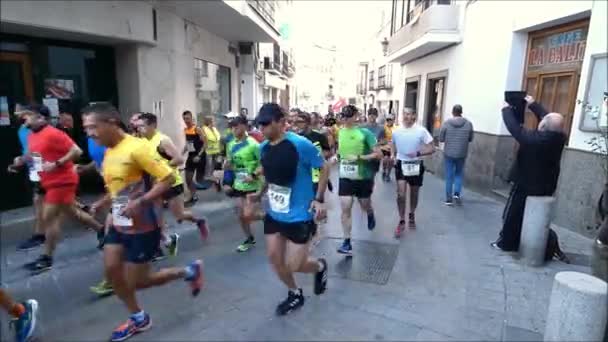 西班牙阿拉拉 2019年3月3日 在当地半程马拉松赛的乡村街道上奔跑的流浪者 — 图库视频影像