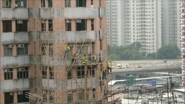 Hongkong Ostasien November 2019 Arbeiter Arbeiten Auf Einem Bambusgerüst Kowloon — Stockvideo