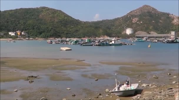Maré Baixa Lamma Ilha Porto Aldeia Com Colinas Verdes Céu — Vídeo de Stock
