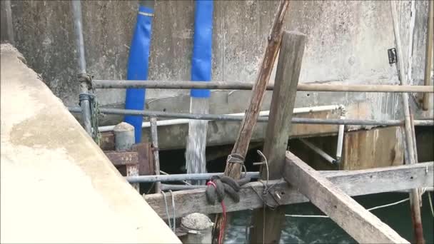 Tubo Desbordamiento Plástico Azul Parte Industrial Del Puerto Isla — Vídeo de stock