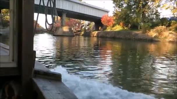 Stilles Wasser Kanal Von Einem Ausflugsboot Aus Einem Ruhigen Herbsttag — Stockvideo