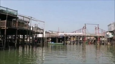 Tai O, nesillerdir Lantau Adası 'nın gelgit düzlüklerinin üzerine evlerini inşa eden bir balıkçı topluluğu olan Tanka halkına ev sahipliği yapıyor.