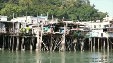 Tai O, nesillerdir Lantau Adası 'nın gelgit düzlüklerinin üzerine evlerini inşa eden bir balıkçı topluluğu olan Tanka halkına ev sahipliği yapıyor.