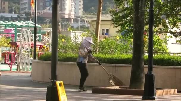 Hong Kong Oost Azië November 2019 Vrouwelijke Straatschoonmaakster Werkt Openbaar — Stockvideo