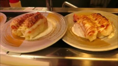 Tokyo 'daki barda taze deniz ürünleri tabağıyla birlikte suşi taşıma bandı.