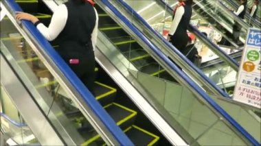 Tokyo, Japonya - 7 Aralık 2019: Büyük mağazada aynalı yürüyen merdiven