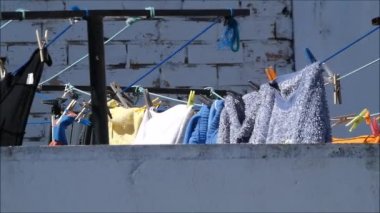 Tenha Endülüs köyünün terasında rüzgarda kuruyan çamaşır ipleri.