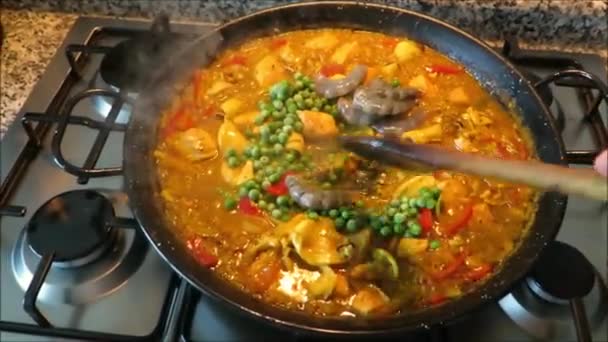 Σπιτικά Θαλασσινά Paella Μαγείρεμα Στο Φούρνο Στην Ανδαλουσιανή Κουζίνα — Αρχείο Βίντεο