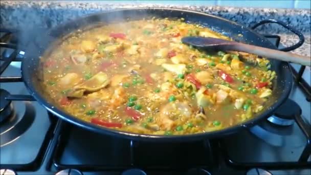 Σπιτικά Θαλασσινά Paella Μαγείρεμα Στο Φούρνο Στην Ανδαλουσιανή Κουζίνα — Αρχείο Βίντεο
