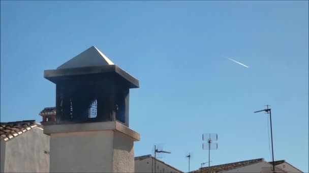アンダルシアの村の屋根の煙突から煙 — ストック動画