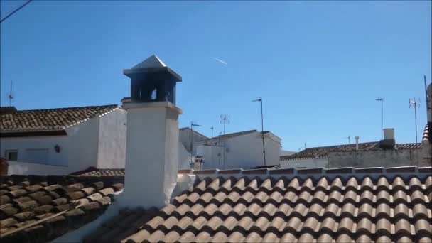 Dym Komina Dachu Andaluzyjskiej Wiosce — Wideo stockowe