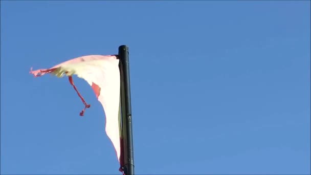 Bandeira Espanhola Esfarrapada Postes Bandeira Muito Altos Soprando Dia Ensolarado — Vídeo de Stock