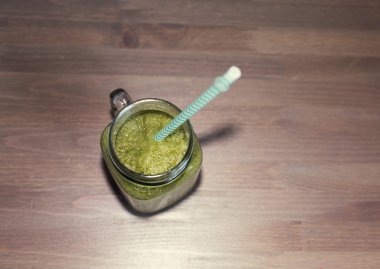 Bir mason kavanoza yeşil smoothie
