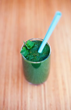 Bir bardak nane ile yeşil smoothie