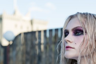 Güzel sarışın kız moda Gotik tarzı portresi