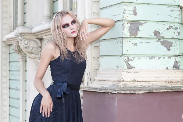 Módní gothic styl portrét krásnou blondýnku — Stock fotografie