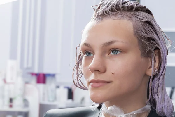 A female client coloring hair in hairdressing salon — Φωτογραφία Αρχείου