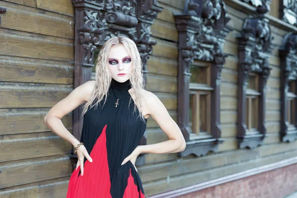 Un ritratto alla moda in stile gotico di una bella ragazza bionda — Foto Stock
