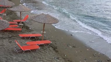 Mavi deniz, boş şezlong beklemede