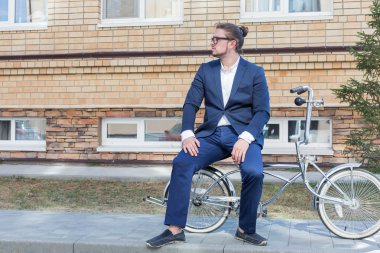 Yakışıklı bir genç adam Onun Bisiklet haddeleme