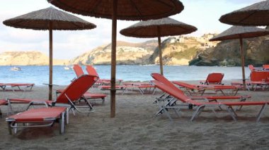 Mavi deniz yoluyla bir plajda boş şezlong ayakta