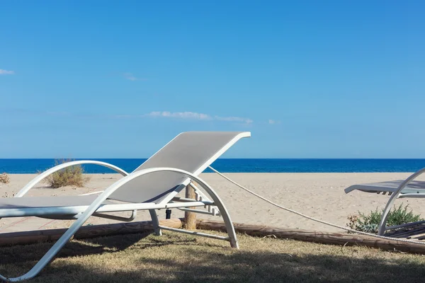 Seni bekliyor, özel plajında beyaz şezlong