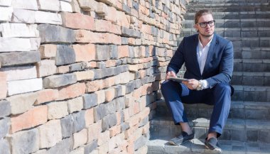 İşadamı bir şehir sokak tablet PC'yi kullanma