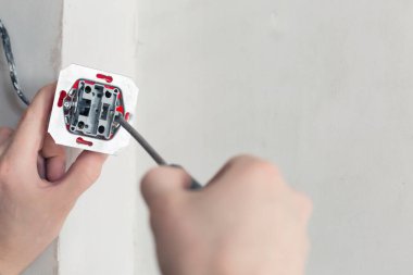 Tornavida ile elektrikçi el