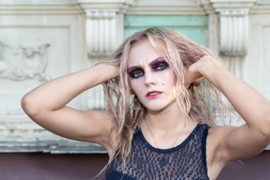 Güzel sarışın kız moda Gotik tarzı portresi
