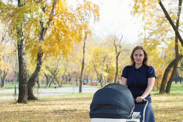 En kvinna hand strosa i en park — Stockfoto