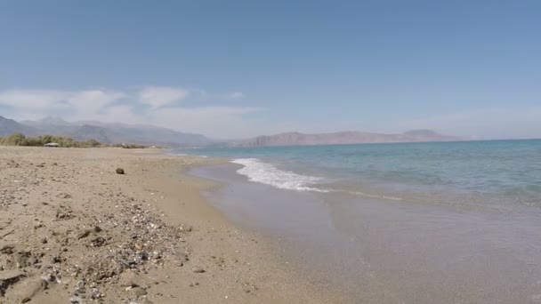 Douce vague de mer bleue sur une plage de sable fin — Video