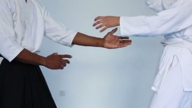 Dövüş sanatları ustası açısından siyah hakama Aikido bir kadınla