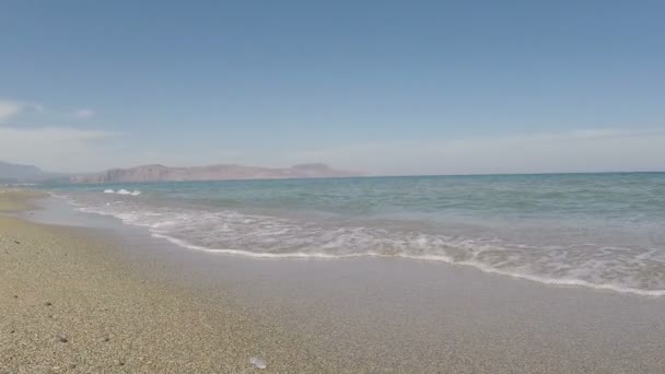 Douce vague de mer bleue sur une plage de sable fin — Video