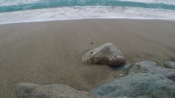 Douce vague de mer bleue sur une plage de sable fin — Video
