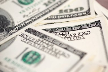 Yüz ABD Doları faturaları yığını