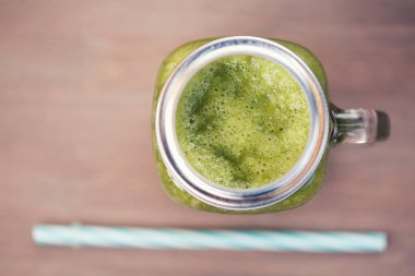 Bir mason kavanoza yeşil smoothie