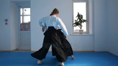 İki kız siyah hakama Aikido pratik