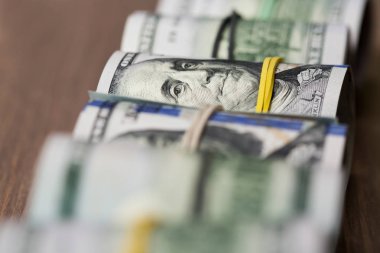 Yüz ABD Doları faturaları ve rulo