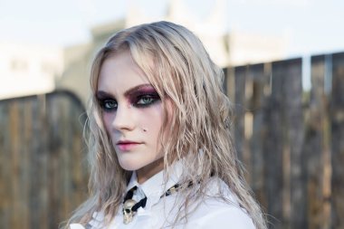 Güzel sarışın kız moda Gotik tarzı portresi