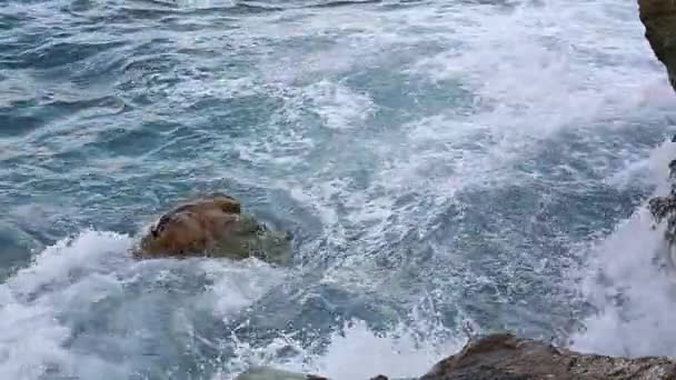 Onde marine che si infrangono contro le rocce al tramonto — Video Stock