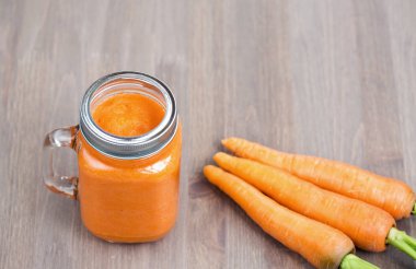 Sağlıklı havuç güler yüzlü bir mason kavanoza