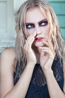 Güzel sarışın kız moda Gotik tarzı portresi