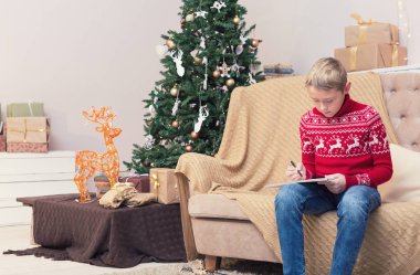 Bir çocuk Noel Baba'ya bir mektup yazma