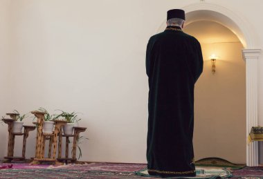Ulusal giyim dua etmenin giyinmiş bir adam