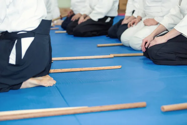 Pessoas em quimono no treinamento de armas de artes marciais — Fotografia de Stock