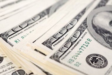 Yüz ABD Doları faturaları yığını
