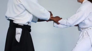 Dövüş sanatları ustası açısından siyah hakama Aikido bir kadınla